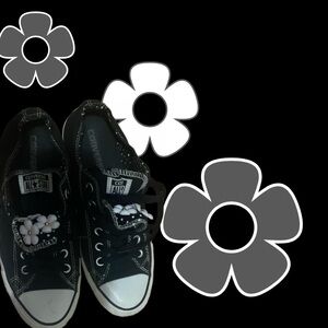 Women’s 8 , Men’s 6 : US 8 UK 6